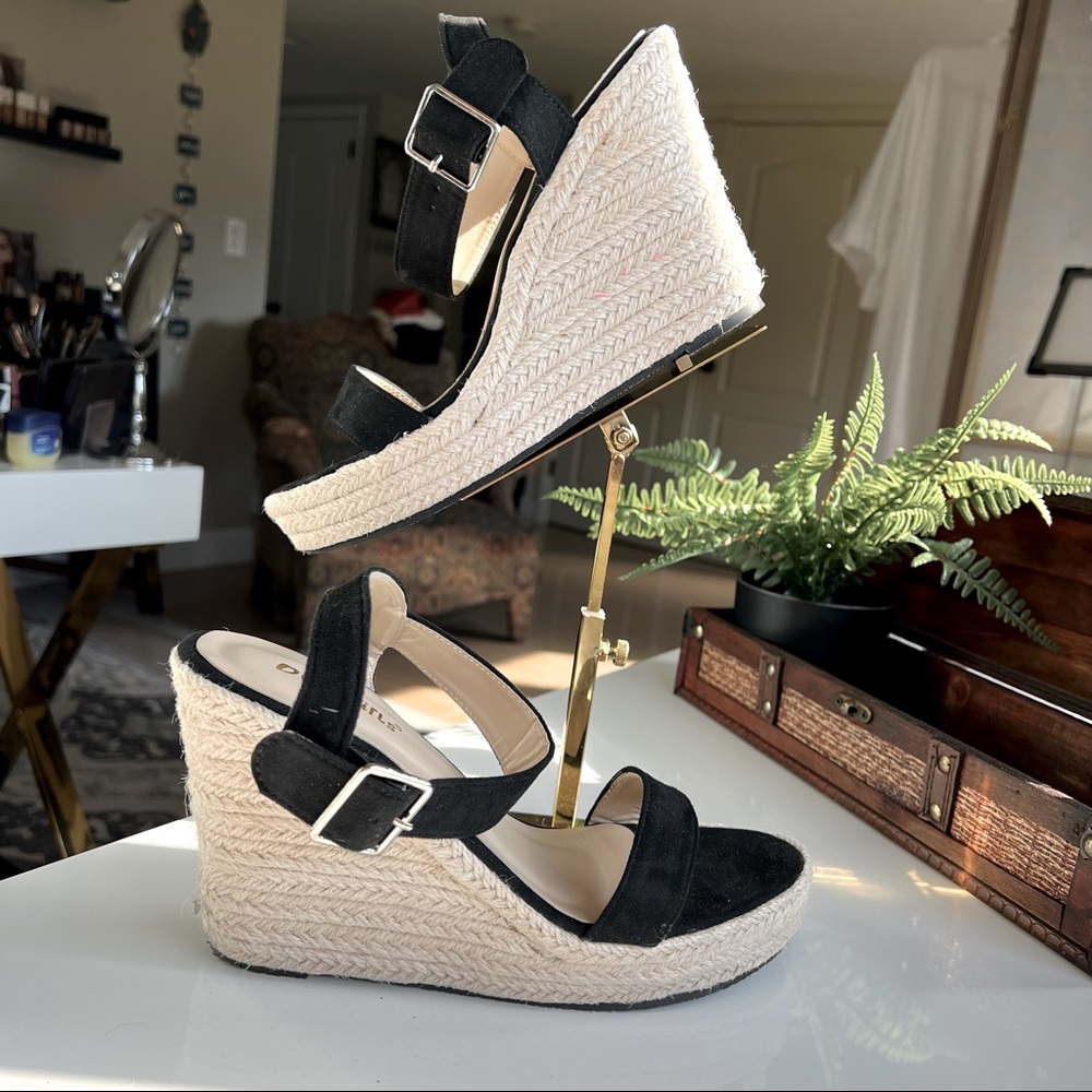 Dijigirls open toe black platform sandals. Size 9